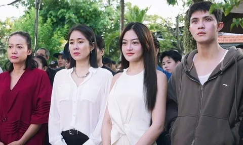 NSND Lan Hương xuýt xoa trước nhan sắc của Lê Phương: "Tôi cứ ngồi ngắm bạn ấy mãi thôi"