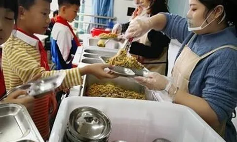 Con luôn miệng khen cơm trưa ở trường ngon, mẹ vô tình kiểm tra cặp sách thấy thứ đồ bé mang về, lập tức kiện hiệu trưởng