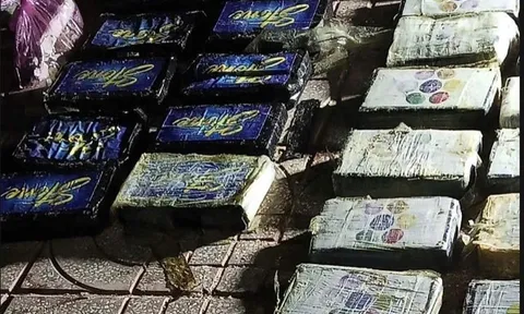 Đang nhặt ve chai, người đàn ông tá hỏa khi thấy 24 “bánh” lạ trong túi trôi dạt