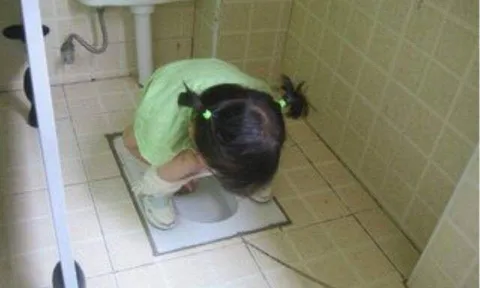 Con đi nhà trẻ về cả tuần không đi vệ sinh, mẹ lên trường chất vấn thì xấu hổ khi nghe lời cô giáo nói