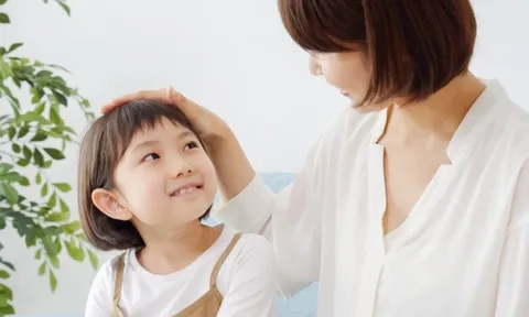 Con gái được khen "Cháu xinh quá", bố mẹ bé nghiêm túc yêu cầu: "Cô phải xin lỗi con gái tôi!"