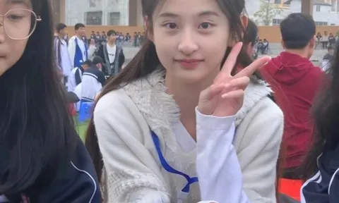 Cô giáo cấp 2 “gây sốt” vì quá xinh, phụ huynh chụp hình cô đăng lên mạng, nhiều người bày tỏ lo lắng