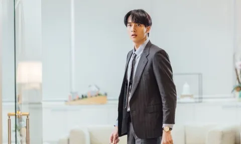 Đi công tác về sớm, tôi thấy trên giường có thêm một người, vừa định bật đèn thì vợ hét toáng lên