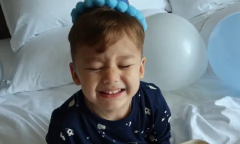 Bùi Tiến Dũng đưa con trai đi thăm gia đình bên ngoại, tối muộn bị nhà vợ Tây thử thách cởi trần tắm sông băng