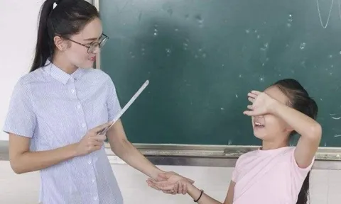 Con đi học về kêu đau vì bị cô phạt gõ đầu, đoạn tin nhắn của mẹ Việt khiến dân mạng tranh cãi