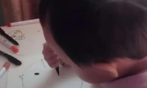 Bức vẽ nguệch ngoạc của bé gái 3 tuổi gây sốt cõi mạng, phụ huynh dụi mắt mấy lần khi thấy nội dung khó tin