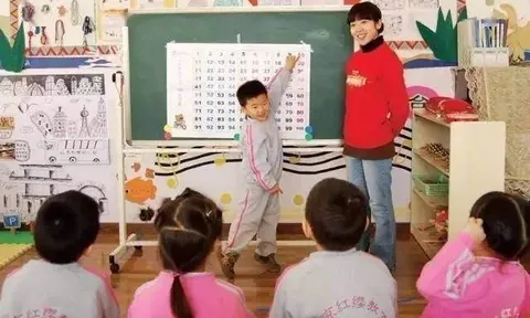 Cô giáo mặc váy ngắn đi dạy bị chụp trộm, mẹ mắng ầm ĩ trong nhóm chat khiến hiệu trưởng phải xin lỗi