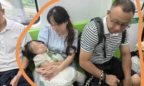 Nhường ghế cho mẹ bỉm trên tàu điện, chàng trai sững sờ khi thấy hành động thân mật của người đàn ông bên cạnh