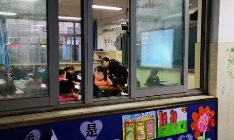 Bé gái 4 tuổi cứ thập thò trước cửa lớp học, mãi không đi vào, hiệu trưởng đau lòng khi biết sự thật