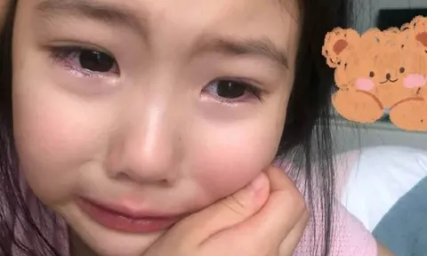 Con khóc nức nở vì tính 3 x 8 = 24 bị gạch sai, mẹ đi đòi công bằng, cô giáo giải thích mà ngã ngửa