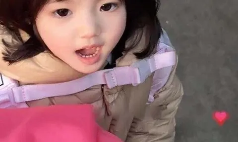 Bức ảnh chụp bé gái trước cổng trường tiểu học “gây sốt” cõi mạng vì quá xinh, nhìn sang người mẹ mới bất ngờ