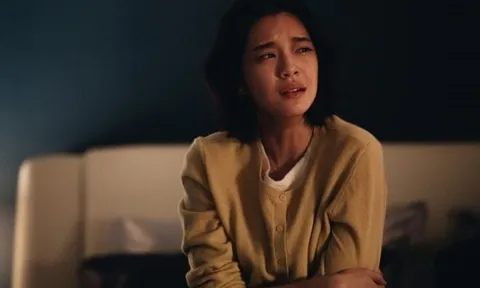 Chồng cũ tặng một chiếc áo nhân dịp sinh nhật con gái, thấy thứ trong túi áo, tôi bật khóc ly hôn