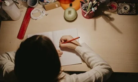 Mẹ Việt nhận "gạch đá" vì tự hào khoe con cấp 1 ngồi học đến khuya, cứ sai là tự tát vào mặt