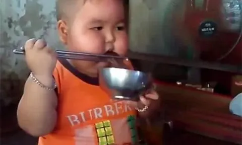 Đầu năm gửi con về quê cho bà nội chăm để đi làm, giờ về người mẹ choáng váng trước diện mạo đứa trẻ