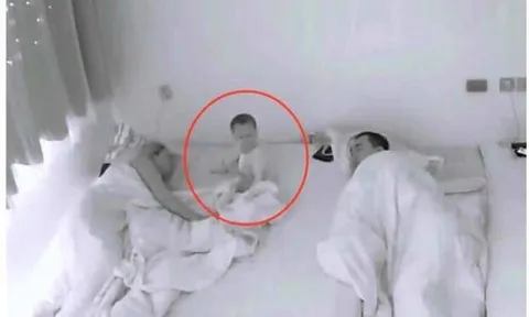 Con 10 tháng tuổi tỉnh giấc nửa đêm nhưng cặp vợ chồng ngủ say không hay biết gì, sáng hôm sau vừa xem camera vừa khóc