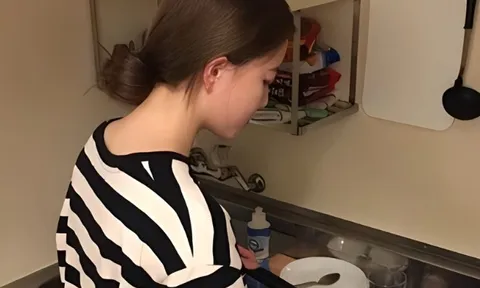 Chị dâu ở cữ không ăn nổi cơm mẹ chồng nấu, em chồng thấy thương lén ăn giúp, kết cục phải nhập viện cấp cứu