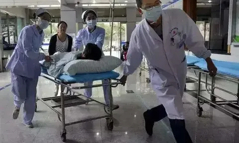 Mẹ bầu một mình đi đẻ, mở lòng bàn tay, thứ rơi ra khiến bác sĩ nghẹn ngào