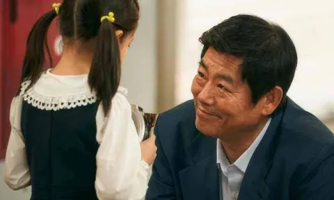 Bố dượng đem tôi cho người khác nuôi khi mẹ vừa mất, 20 năm sau nghe ông và bố nuôi nói chuyện mà sững sờ