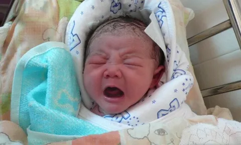 Nữ sinh đau bụng kinh liền đến bệnh viện khám, vừa cởi đồ bác sĩ hốt hoảng thấy đầu thai nhi sắp ra