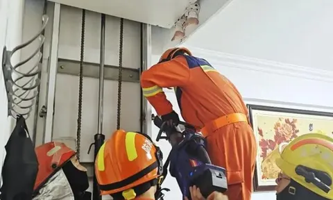 Con gái đi thang máy rồi mất tích, gia đình tá hỏa phát hiện đôi chân thò ra từ trần nhà, lập tức báo cảnh sát