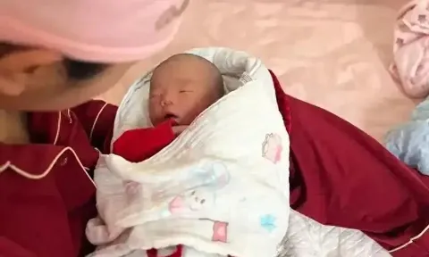 Vợ đang ở cữ lại tiếp tục mang thai 6 tuần, chồng bị mẹ ruột gọi ra một góc mắng “té tát”