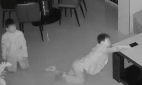 Kiểm tra camera phát hiện hành động "lén lút" của 2 nhóc tì lúc nửa đêm, người mẹ vừa bật cười vừa lo lắng