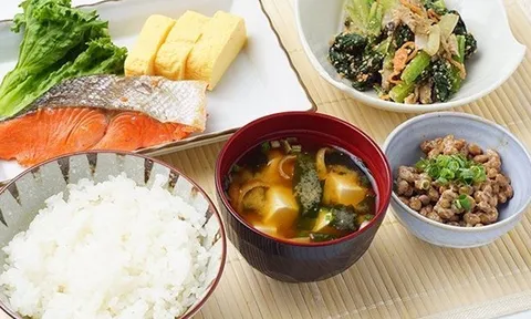 Để khỏe mạnh và sống thọ bữa ăn nên có những gì? Chuyên gia khuyên “3 điều cần, 2 điều tránh” cần thực hiện