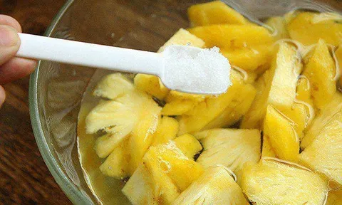 Dứa gọt xong cho vào ngâm cùng thứ này ăn không bị rát lưỡi, dứa còn ngọt thơm hơn hẳn