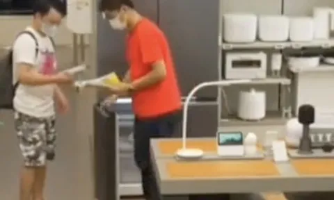 Bé trai tiểu học cố tình giấu vở bài tập vào tủ lạnh ở TTTM để "tiêu huỷ" khiến dân tình "cười ra nước mắt"