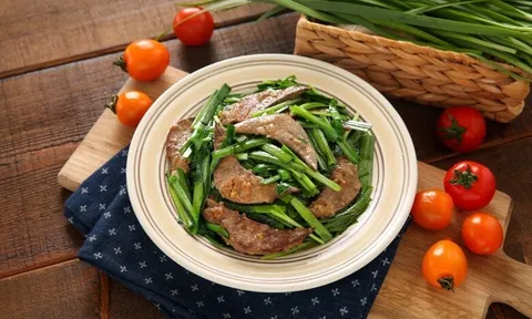 Loại lá mệnh danh là "rau của thận", lại còn tốt cho gan, đem xào thế này vừa ngon lại còn bổ máu