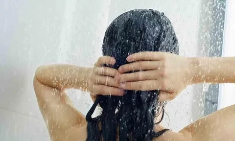 Bác sĩ 7 năm liền chỉ gội đầu bằng nước ấm, tóc mỏng thưa "lột xác" thành dày và chắc khỏe