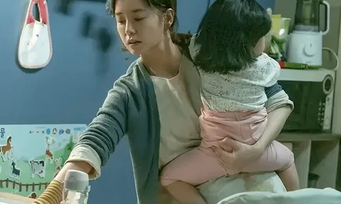 Chồng cũ ôm con tới xin tái hôn sau 3 năm ly hôn, tôi hỏi một câu khiến anh im bặt