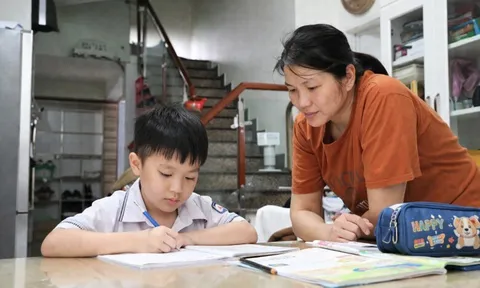 Cứ 8 giờ tối là con lên giường đi ngủ, mẹ nghi ngờ về nhà kiểm tra người giúp việc mới sáng tỏ