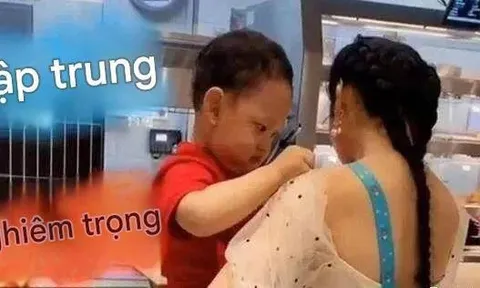Nắng nóng, mẹ mặc áo hở lưng cùng con đi ra ngoài, hành động đáng yêu của em bé khiến người xung quanh bật cười