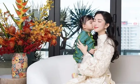 Hoa hậu Đặng Thu Thảo khoe con gái út trắng xinh, chân tay bụ bẫm chắc nịch, chụp góc nghiêng thấy rõ chiếc mũi cao