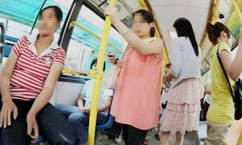 Bị nhắc nhở vì ngồi ghế ưu tiên, cô gái trẻ khiến cả xe buýt ngượng ngùng khi một vật trong túi vô tình rơi xuống