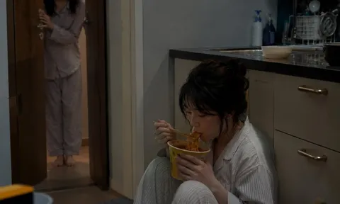 Chị gái sinh được 1 tháng tôi lên phố thăm, thấy việc anh rể làm với chị, tôi khuyên ly hôn