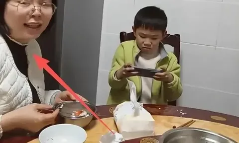 Con học lớp 3 vẫn cầm điện thoại chơi game để mẹ đút cơm: Là "yêu con" hay "làm hư" đứa trẻ?