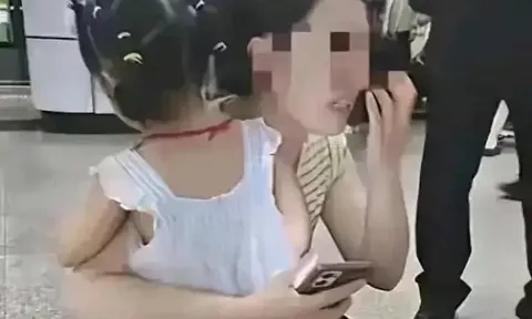 Thấy một bé gái rất xinh trên mạng giống hệt con mình, người mẹ yêu cầu xét nghiệm ADN và cái kết bất ngờ