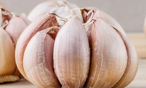 Tỏi bán đầy chợ nhưng có 4 củ này đừng mua rất phí tiền, biết rồi nhớ báo mọi người cùng biết nhé!