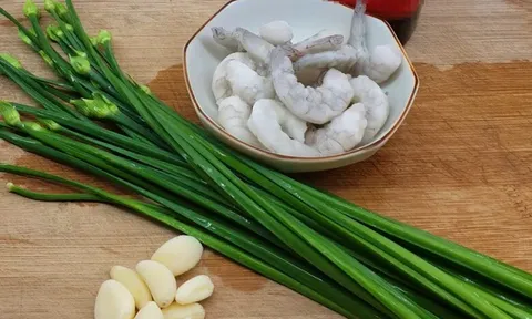 Loại lá mệnh danh là "rau của thận" lại còn bổ gan, đem xào với tôm được món ngon, thơm hơn cả khi cho hành