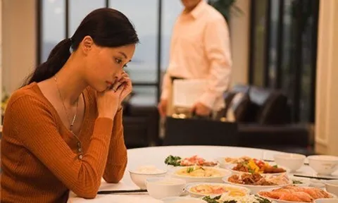 Mẹ chồng lên chăm cháu nghỉ hè, cứ đi siêu thị là mua thịt bò ngoại, cua biển, cá hồi, bật 3 điều hòa chạy suốt ngày đêm