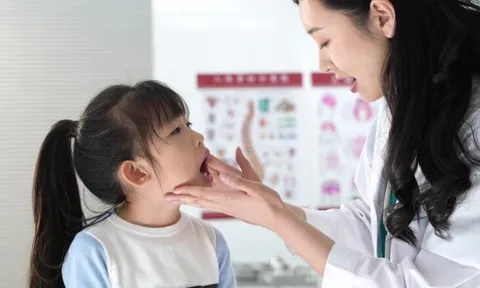 Con gái liên tục kêu "Đau mông quá!", mẹ đưa đi khám thì bác sĩ nói "Sao không đến sớm"