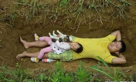 Ông bố trẻ ngày ngày bế con gái ra mộ đào sẵn nằm, nhiều người bất ngờ khi biết sự thật