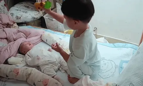 Mẹ ra ngoài để con trai 2 tuổi và em sơ sinh trong phòng ngủ, hành động của anh lớn khiến gia đình lặng người
