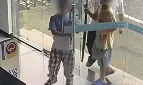 “Khối nghỉ hè” đến đồn cảnh sát khiến ai cũng căng thẳng, cả căn phòng vỡ òa khi hai đứa trẻ lên tiếng