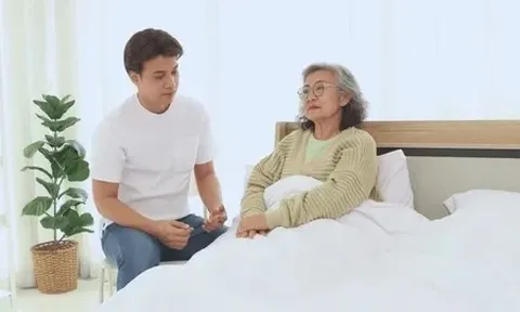 Về già không đủ tiền trả viện phí, một câu nói của con rể khiến tôi cảm thấy hối hận