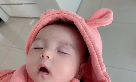 Đứa trẻ vừa chào đời được đặt tên khai sinh là Nguyễn Hận Đời, lên lớp 7 được sửa thành cái tên rất sáng sủa