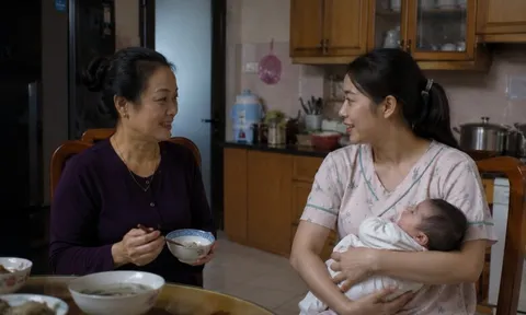 Một tuần về quê chồng ở cữ đêm nào cũng thấy bóng người trước cửa, nhìn rõ mặt mới giật mình
