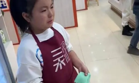 Con không chịu học bị mẹ cho đi làm nhân viên phục vụ, sau vài ngày liền bật khóc nói một câu